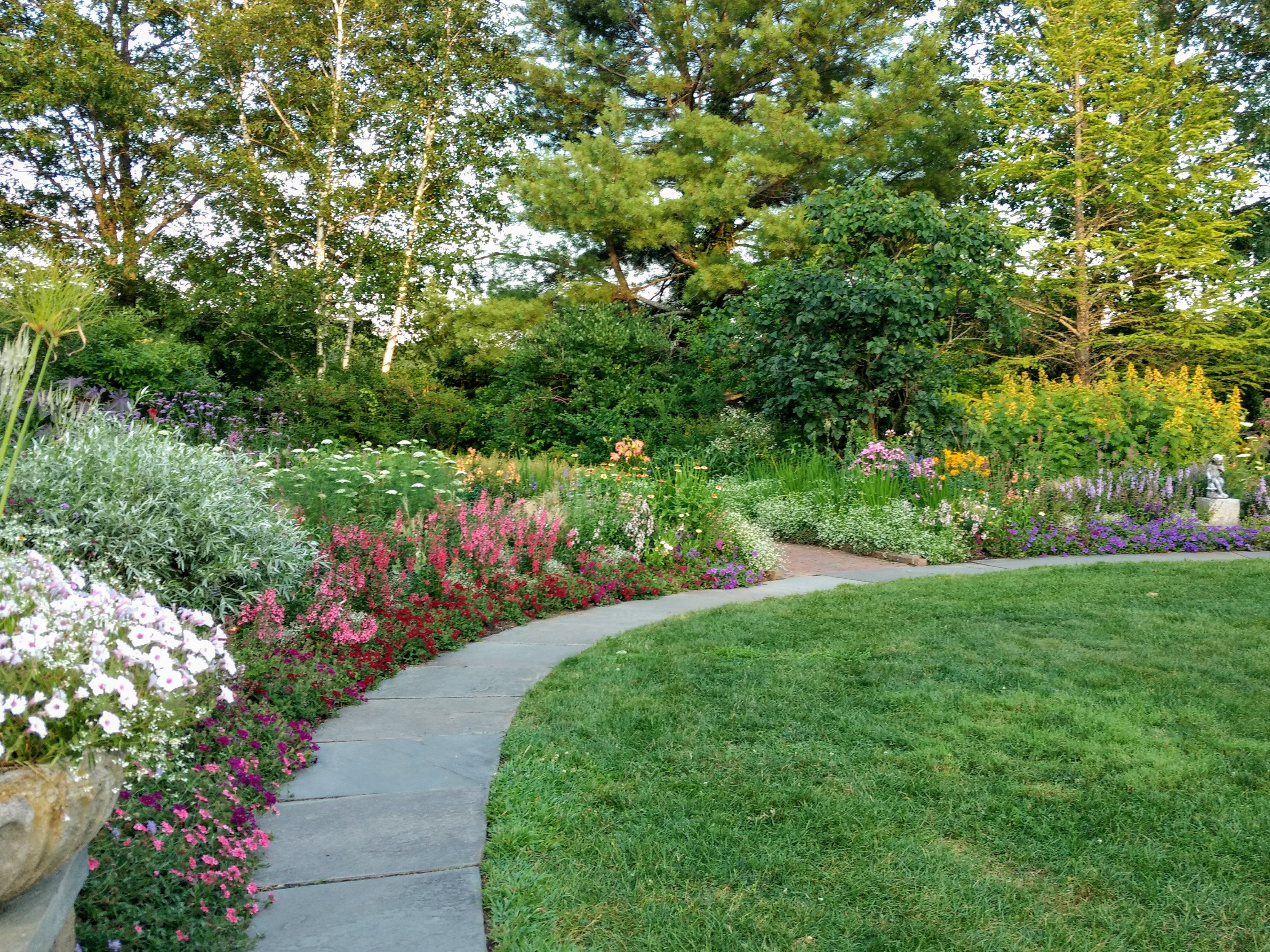 Благоустройство участка частного дома в Миассе и Челябинской области